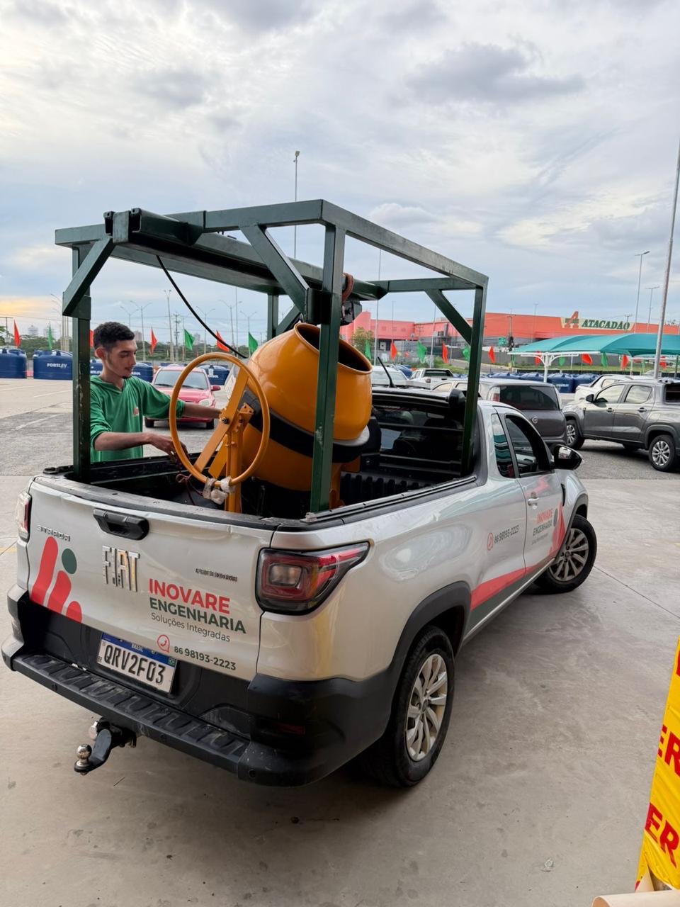 Pickup Strada com guincho coletando tambor de 200 litros