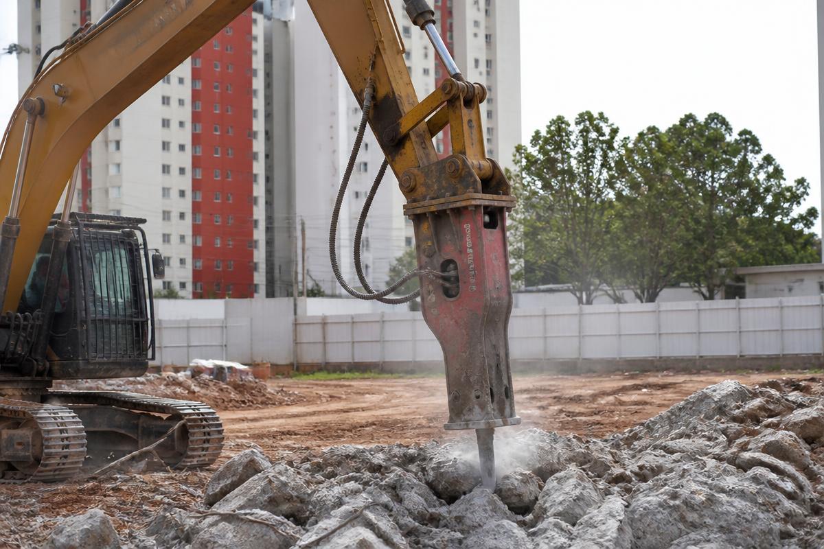Perfuratriz / Rompedor Hidráulico disponível para locação em Teresina